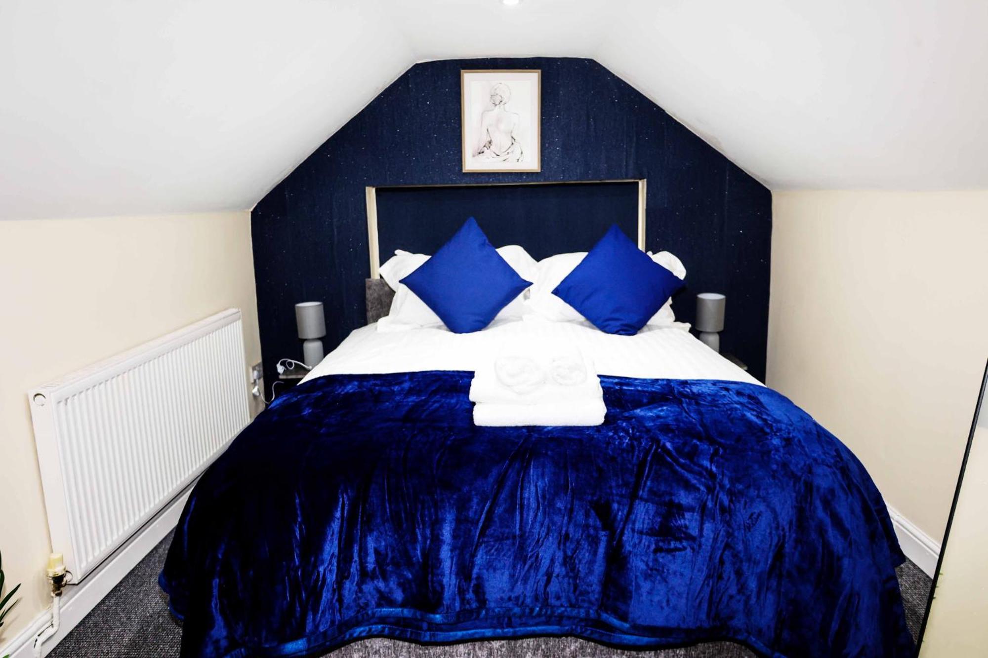 Lausory King Bed Living Your Luxe Home Away Nottingham Exterior foto